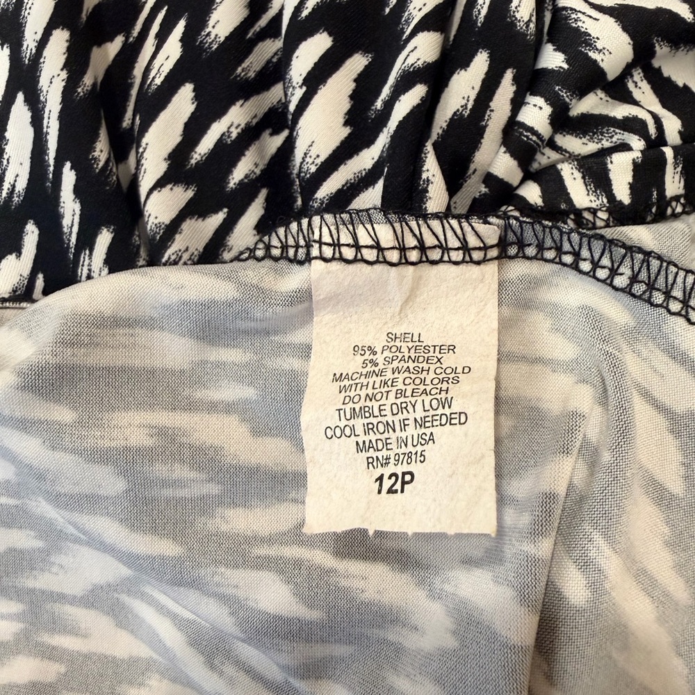 Elegant Black and white Patterned dress size 12p - Picture 9 of 9